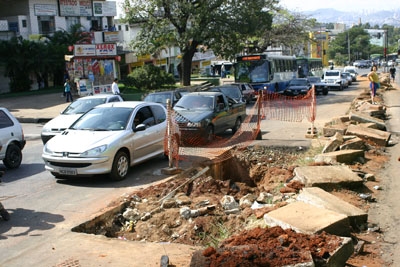 Obras na João César irritam motoristas e pedestres.