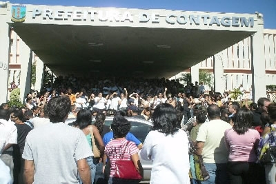 Servidores da saúde de Contagem entram em greve.