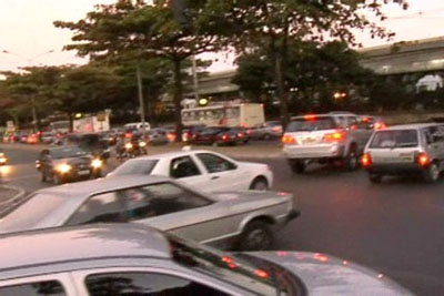 Trânsito caótico em Contagem.
