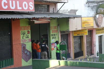 Restaurante é assaltado à luz do dia.
