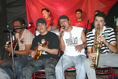 Ninguém é de ninguém no Berimbau Circo Bar.