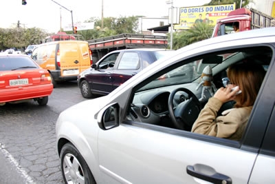 Motoristas insistem em telefonar e dirigir ao mesmo tempo.