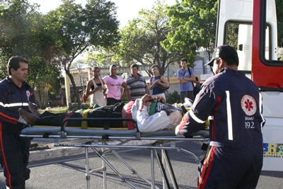 Atropelamento pára o trânsito e atrai curiosos.