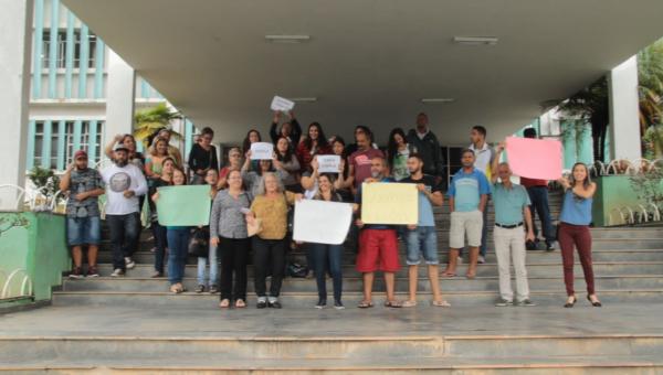 Feirantes protestam, governo promete que feira continua