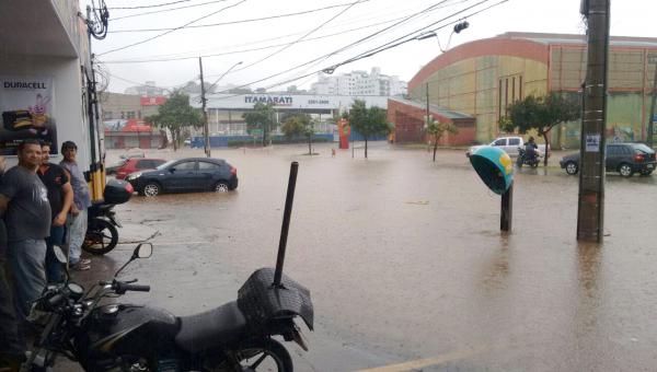 Moradores e comerciantes ficam ilhados em Contagem