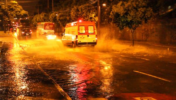 Alagamento causa confusão no trânsito em Contagem 