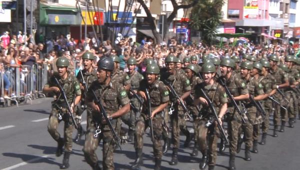 Desfile cívico em Contagem