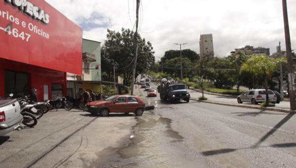 Bueiro jorra esgoto durante cinco dias na av. Olimpio Garcia