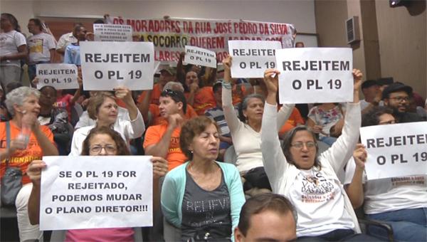 Populares lotam Câmara Municipal de Contagem