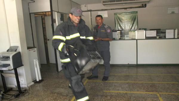 Incêndio em computador, fumaça e muita correria