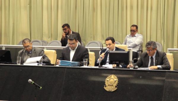 Legislativo aprova orçamento e doações antes do recesso