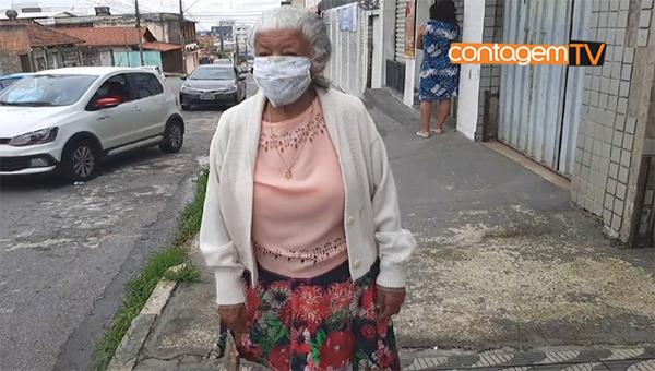 Dia D da vacinação em Contagem atrai vovós e vovôs