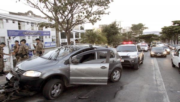 Suspeitos trocam tiros com a PM em Contagem