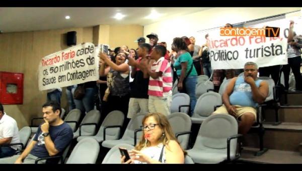 Manifestantes se agridem na Câmara Municipal de Contagem