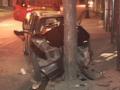Motorista desgovernado bate em árvore