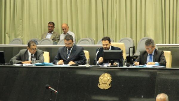 Projetos são aprovados sem discussão