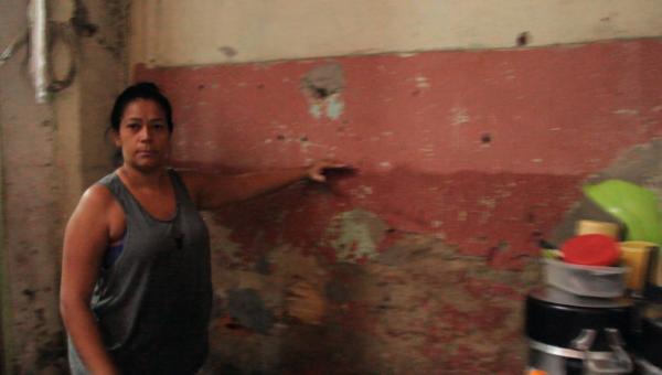 Trincheira enche e alaga novamente as residências 