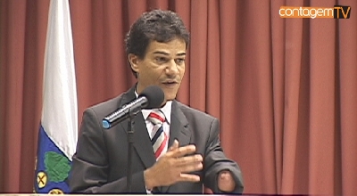 Prefeito Carlin Moura discursa na Câmara Municipal