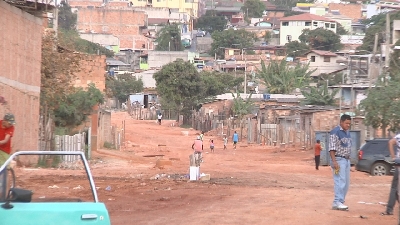Obra na avenida Imbiruçu, no bairro Petrolândia, é retomada