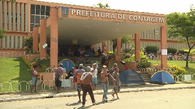 FAMÍLIAS SEM CASAS DO TUPÃ ACAMPAM NA PORTA DA PREFEITURA DE CONTAGEM
