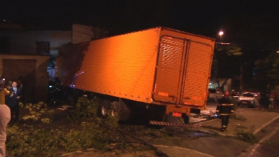 CARRETA DESGOVERNADA INVADE CASA E MATA DOIS PASSAGEIROS 
