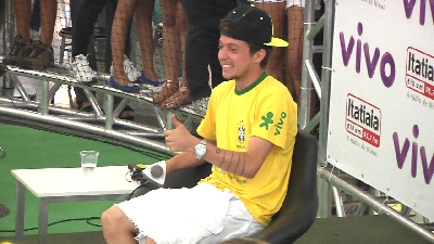 BERNARD, MEIO ATACANTE DA SELEÇÃO BRASILEIRA, NO ITAÚ POWER SHOPPING